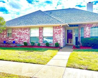 Charming 2-bedroom house with WiFi, AC in wonderful Frisco - Frisco