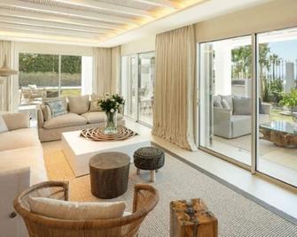 Luxury villa on the beach in Marbella Golden Mile - Marbella - Huiskamer