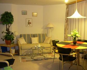 Panorama A23 Fitzi - Ferienwohnung für 1-2 Personen - Flims - Living room