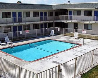 Motel 6 Kansas City, Mo - Airport - Kansas City - Pool