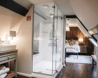 The Hind's Head - Reading - Bathroom