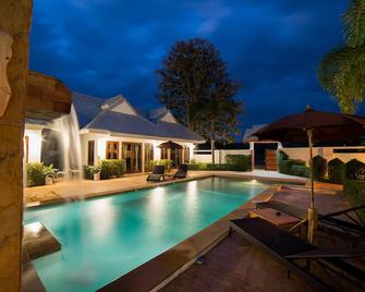 Rungnara pool villa - San Sai - Piscina