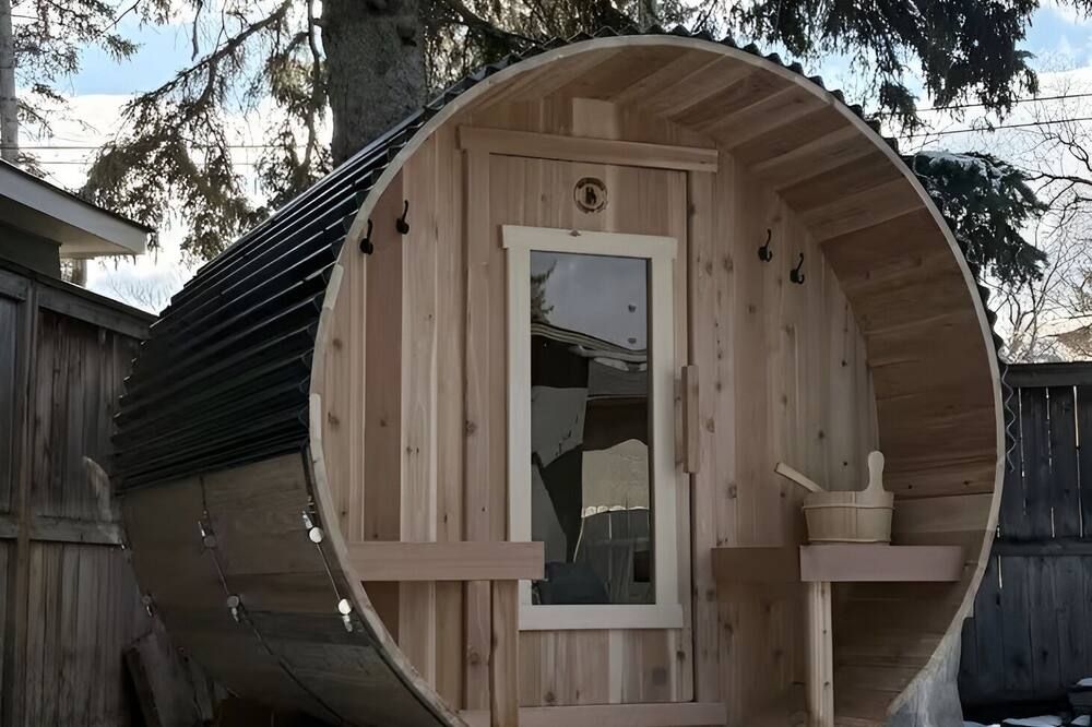 Bright & Cozy Central Retreat - Calgary
