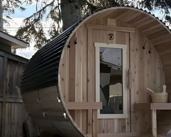 Bright & Cozy Central Retreat - Calgary
