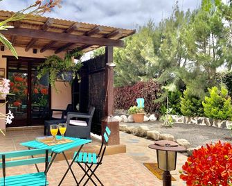 Cozy Villa in Lajares with private jacuzzi and garden, offers in September. - Lajares - Patio