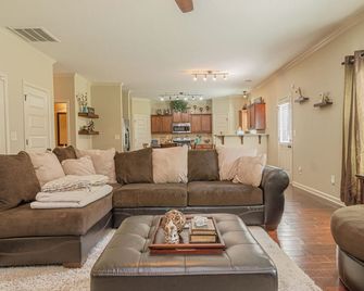 Serene Family Hideaway 4Br w Pool Table - Columbus - Living room