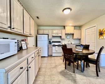 Benji's House - Monroe - Kitchen