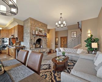 European Schweitzer Mountain Chalet With - Sandpoint - Salon