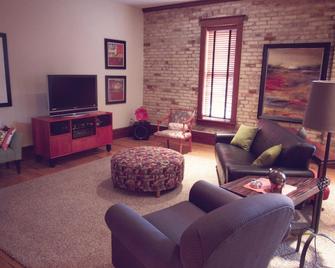 Beautiful Historic Loft Downtown Coopersville, MI - Coopersville - Living room