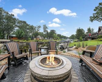 Waterfront 3br | Hot Tub | Castle Rock - Mauston - Patio