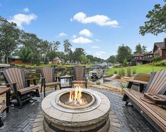 Lakefront Luxury | Near Wi Dells - Mauston - Patio