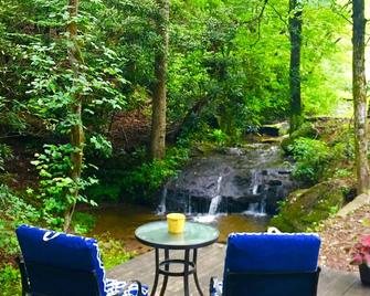 Tiny House in the Mountains- waterfall, jacuzzi and stunning farm views - Clayton - Patio