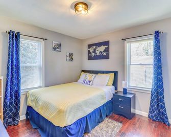 Peaceful Detroit Home w/ Yard: 10 Mi to Downtown! - Detroit - Bedroom