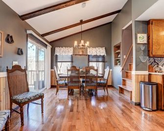 Cozy Mountain A-frame with resort amenities and nearby wineries! - Jasper - Dining room