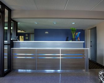 Fair View Inn & Suites - Memphis - Front desk