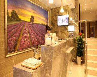 Lavande Hotel Shanghai Railway Station Branch - Shanghai - Front desk