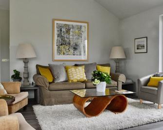 An impressive and unique 3-bedroom cottage in a picturesque countryside setting. Sleeps 6 - Haddington - Living room