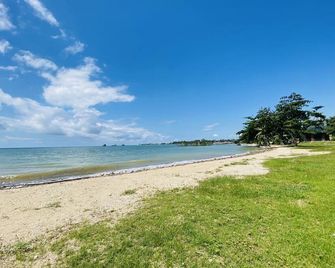 Quiet Seaside Villa 5 mins walk to the beach, clubhouse and boardwalk - Danao City - Beach