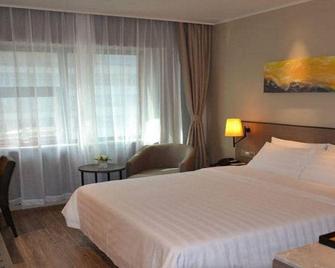 Home Inn Plus - Dalian - Bedroom