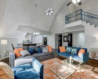 Lake Conroe Dome Home - 1.5 miles to Lake Conroe. Pet Friendly. - Conroe - Wohnzimmer