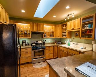 Modern Cabin on Old Rag -- Dog-Friendly! - Etlan - Kitchen