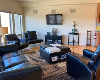 Ultra Modern Condo Located In The Heart Of Yachats! Walk To Everything! - Yachats - Sala de estar