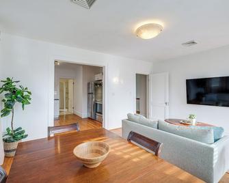 3 Mi to Dtwn Roanoke: Inviting Unit w/ Balcony - Roanoke - Salon