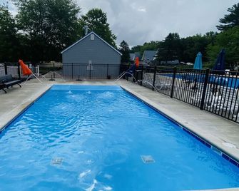 Chalet in Beachfront community! 2 Pools,Playgrounds,V-ball, Tennis,Pickleball! - Stevensville - Pool