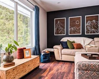 Comfy forest home (3 BDR) Kootenay Keep - Salmo - Living room