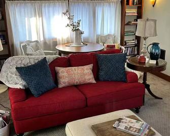Bella's Abode : Charming 2-bedroom apartment with AC, WiFi in peaceful Geneseo - Geneseo - Living room