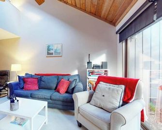 River-view townhouse with Lake Michigan access, deck, fireplace, and cable - Glen Arbor - Sala de estar
