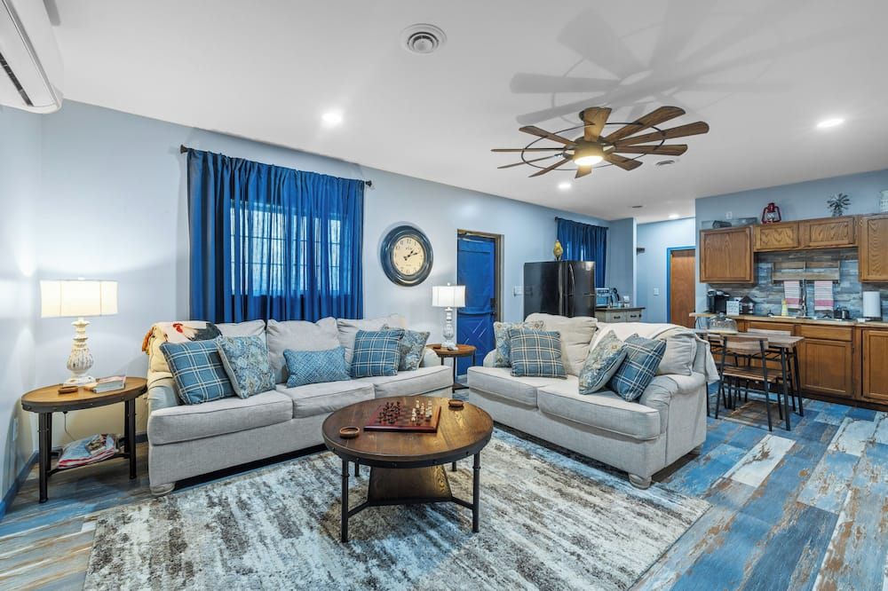 Roos&Blues lake house. City park steps away. Rm for 6, king beds, pets friendly - Madisonville - Huiskamer