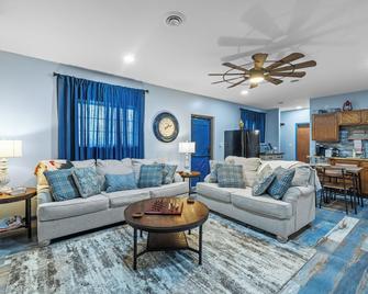 Roos&Blues lake house. City park steps away. Rm for 6, king beds, pets friendly - Madisonville - Obývací pokoj