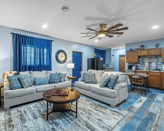Roos&Blues lake house. City park steps away. Rm for 6, king beds, pets friendly - Madisonville - Huiskamer