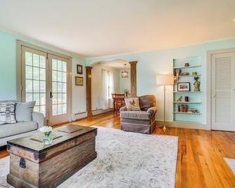Ambient Manchester Village Apt with Deck and Pond! - Manchester - Living room