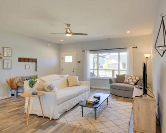 3 Mi to Lake Pend Oreille Home with Deck and Yard - Ponderay - Вітальня