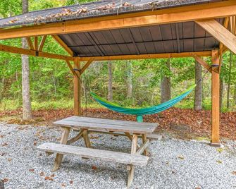 Bear Paw Cottage #6 King ; Close to Helen ;Pet Friendly;2 Adults/2 Children Max - Sautee Nacoochee - Patio