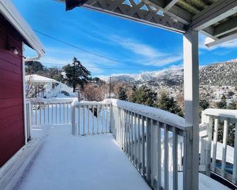 Cozy Cabin Getaway - Frazier Park - Balcony