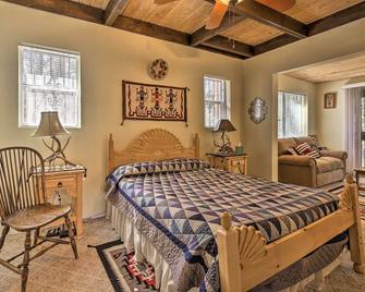 Jemez Springs Cabin with Mtn Views Steps to River! - Jemez Springs - Bedroom