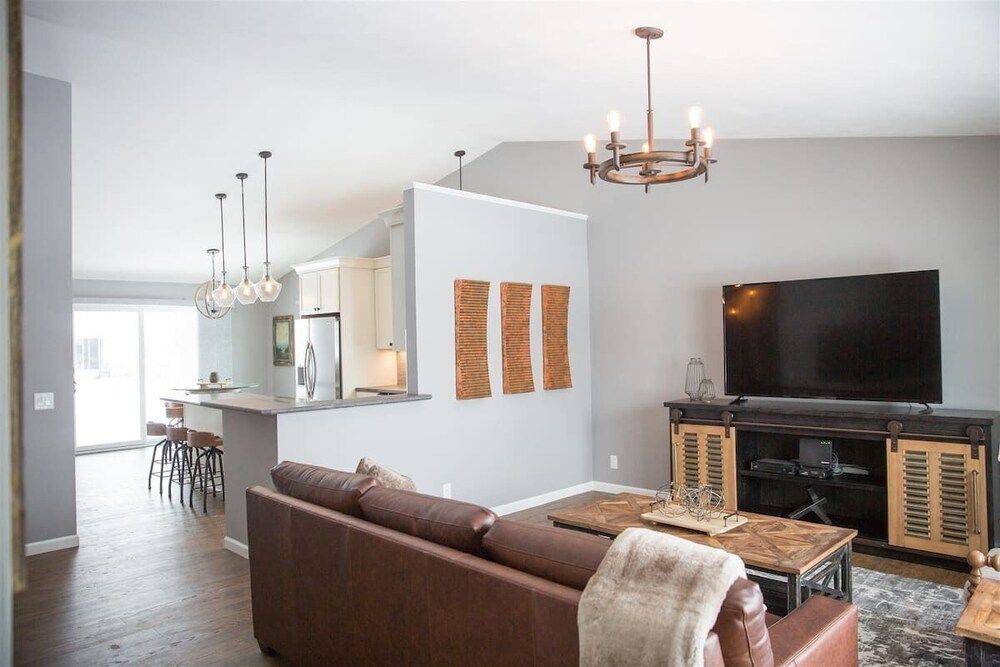 Centrally Located 2br 2ba Home - Garage Parking & Fully Equipped Kitchen/Laundry - Janesville - Huiskamer