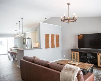 Spacious Executive 2br Home Near Shopping & Dining - Janesville - Living room