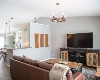 Centrally Located 2br 2ba Home - Garage Parking & Fully Equipped Kitchen/Laundry - Janesville - Huiskamer