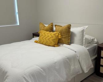 Private Room in Luxury Penthouse Located in Windsor Lasalle ON - Windsor - Bedroom