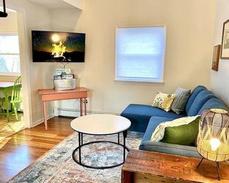 Sauna - Spacious And Centrally Located! Two Connected Apartments- Sleeps 11 - South Portland - Living room