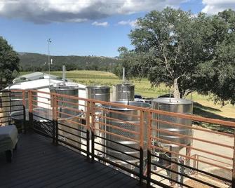 Deluxe Suite, Private Patio Overlooking Vineyard & Winery Property - Clearlake Oaks - Balcón