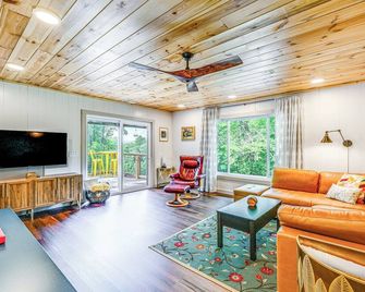 Renovated Franklin Home with Mountain-View Deck! - Franklin - Huiskamer