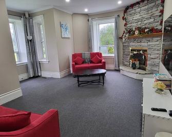 Hills and Valleys of Silver Creek – A Timeless 5 Bedroom Century Home Retreat. - Halton Hills - Living room