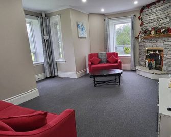 Hills and Valleys of Silver Creek – A Timeless 5 Bedroom Century Home Retreat. - Halton Hills - Sala de estar