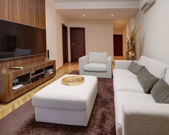 Luxurious 3 bedroom beach apartment - Varna - Olohuone