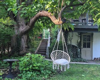 College Heights Apt - Spacious 1BR, Full Kitchen, 2 Min Drive to Campus - State College - Patio